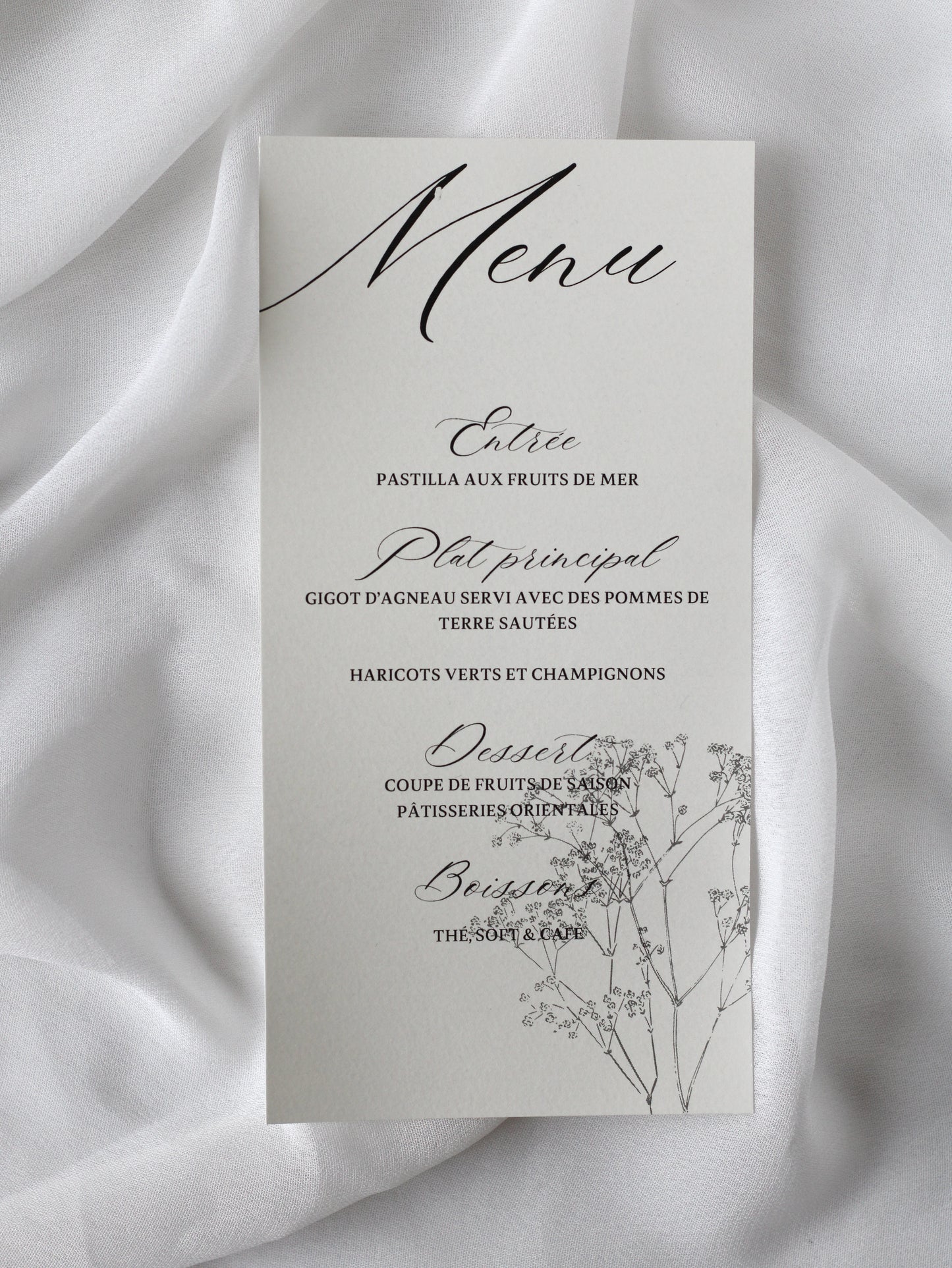Menu de mariage personnalisé Collection DAPHNE au format rectangulaire orné d'un délicat motif de fleurs de gypsophile.
