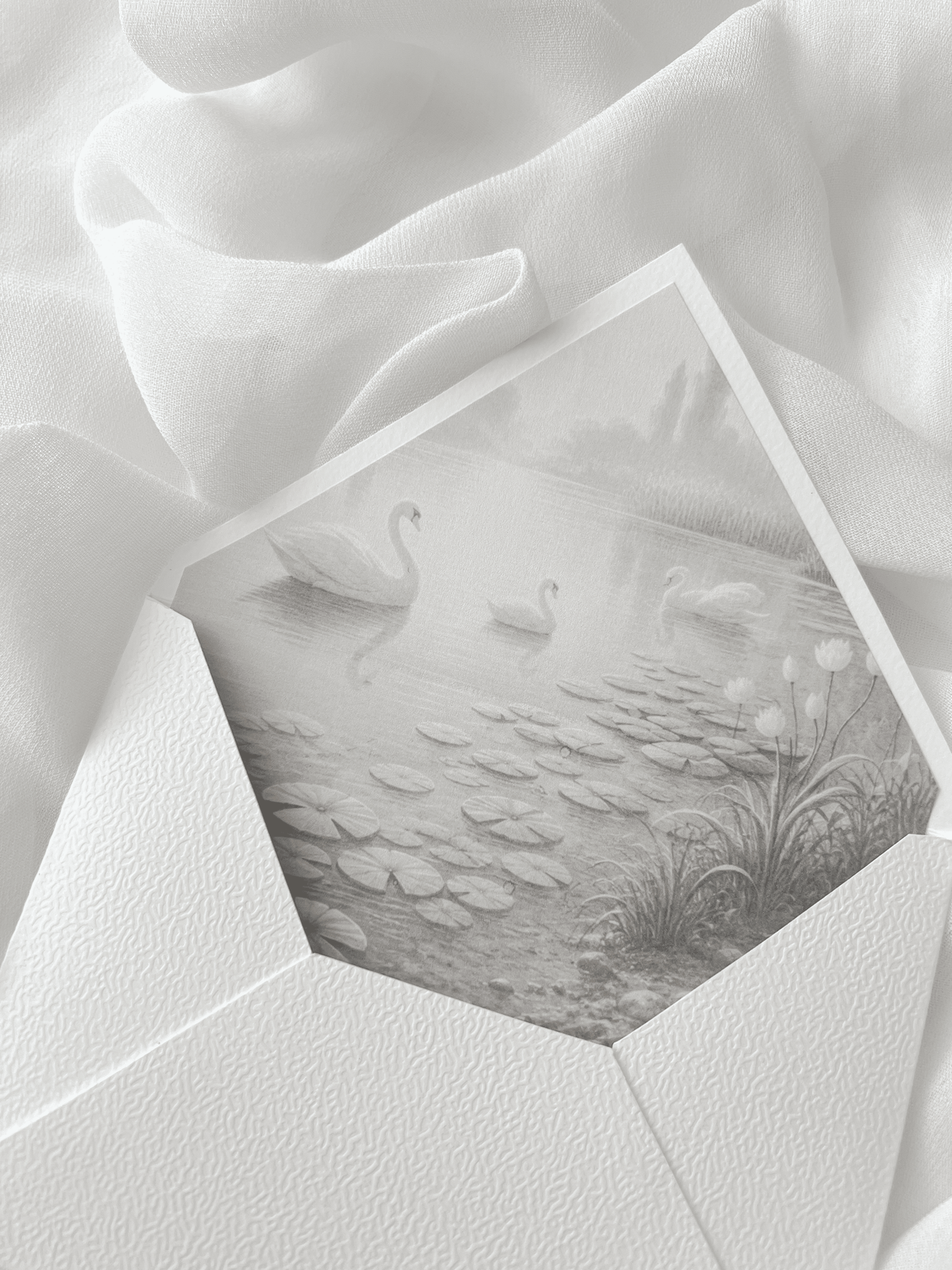 Enveloppe de mariage personnalisée Collection ESSENTIELLE, format standard, disponible avec ou sans liner intérieur personnalisé.