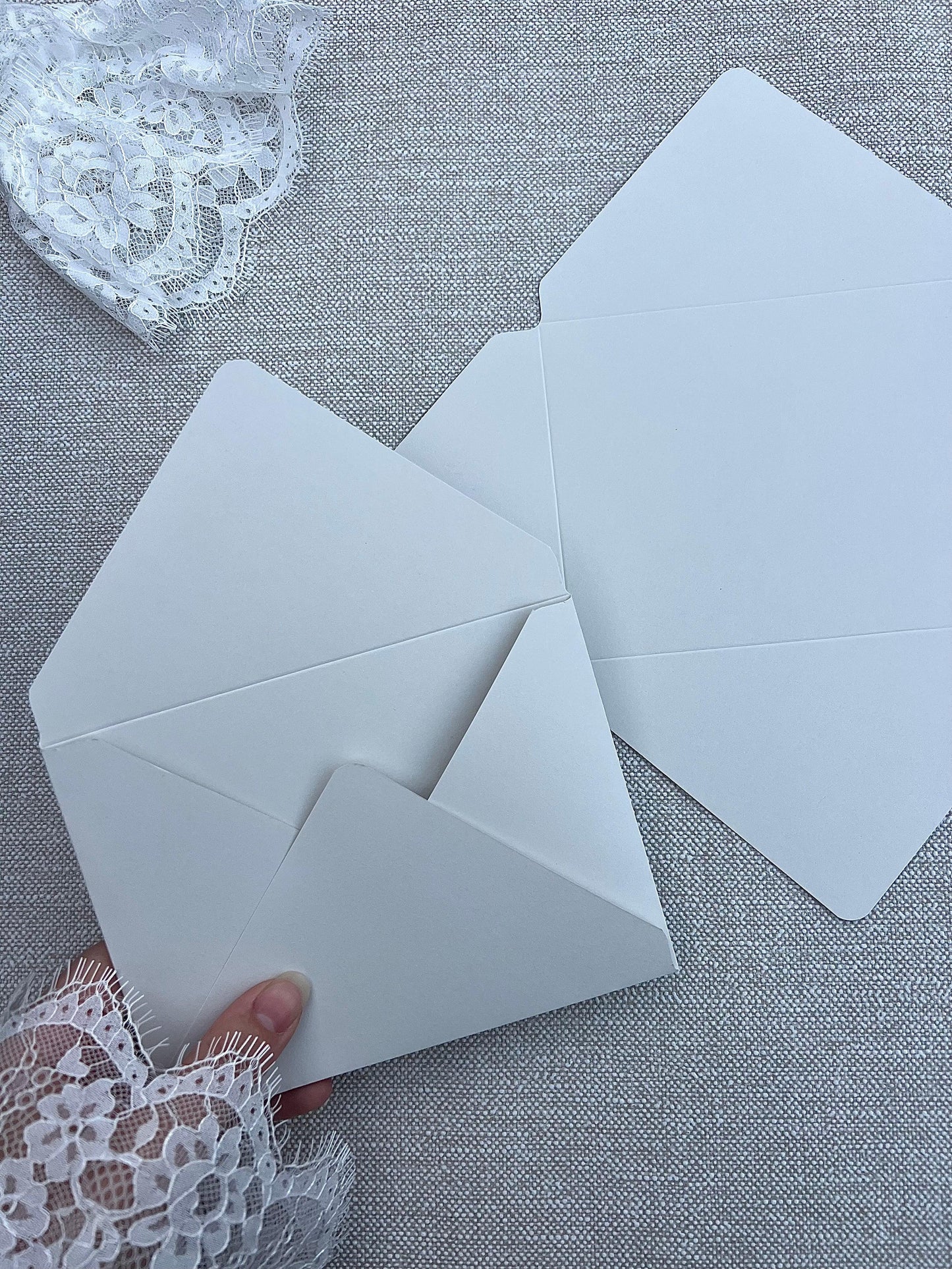Enveloppe de mariage personnalisée Collection ESSENTIELLE, format standard, disponible avec ou sans liner intérieur personnalisé.