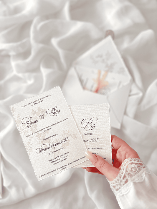 Faire-part de mariage personnalisé Collection AURÉLIA avec enveloppe blanche effet déchiré, liner intérieur floral beige, cachet de cire, ruban en organza beige et carte RSVP assortie en option.