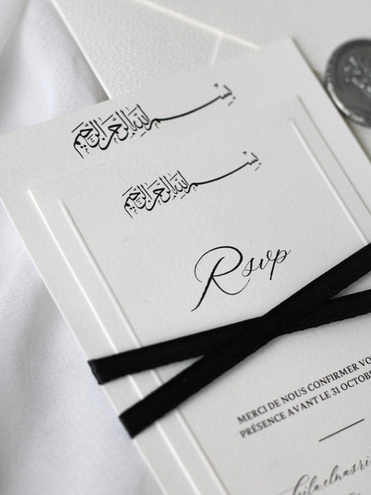 Faire-part de mariage personnalisé Collection SIGNATURE avec enveloppe blanche, cachet de cire, invitation ornée d'un ruban noir croisé et carte RSVP à contour embossé en option.