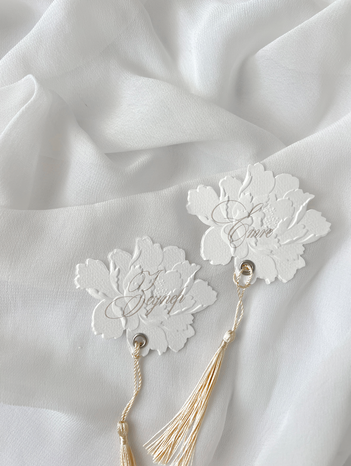 Marque-place de mariage personnalisé Collection PEONY en forme de pivoine avec découpe Die-Cut, embossage et prénom personnalisé imprimé, disponible avec ou sans ruban ou gland.