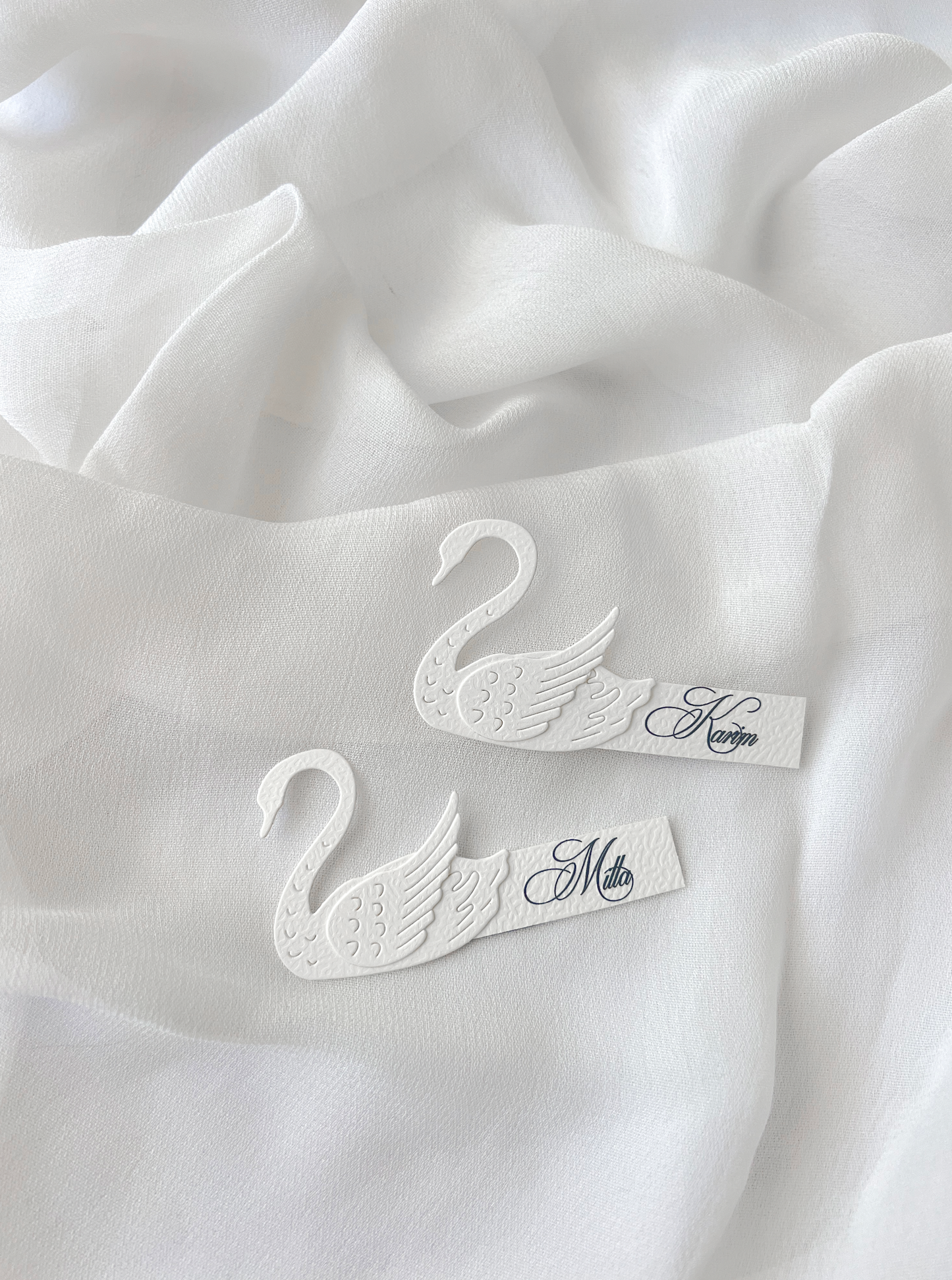 Marque-place de mariage personnalisé Collection SWAN en forme de cygne avec découpe Die-Cut, ailes en relief et carte prénom personnalisée.