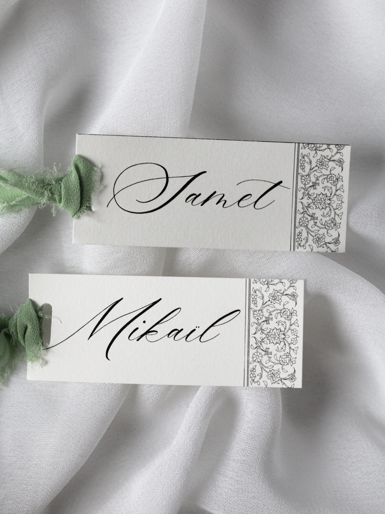 Marque-place de mariage personnalisé Collection ZENITH au format 10 × 4 cm avec élégant motif de mosquée, disponible avec ou sans ruban ou gland.