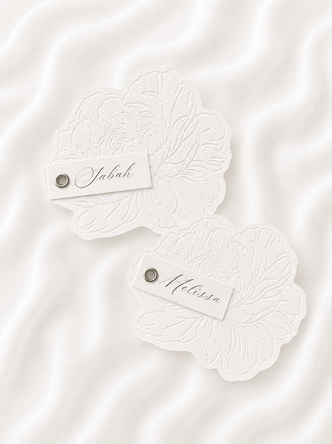 Marque-place personnalisé en forme de pivoine avec découpe Die-Cut, prénom embossé et œillet décoratif.