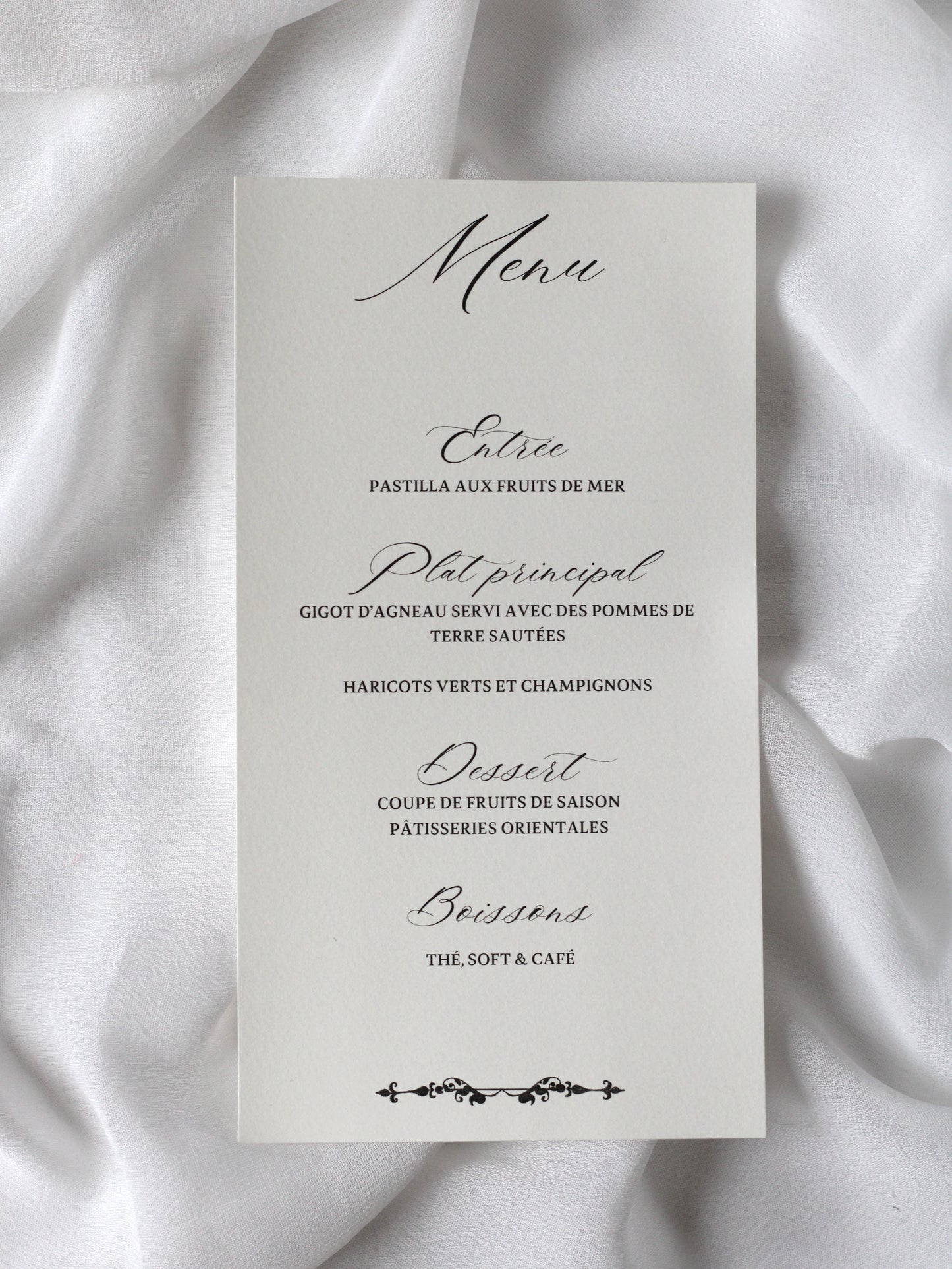 Menu de mariage personnalisé Collection CHARLOTTE au format rectangulaire avec design blanc épuré et petit motif décoratif en partie inférieure.