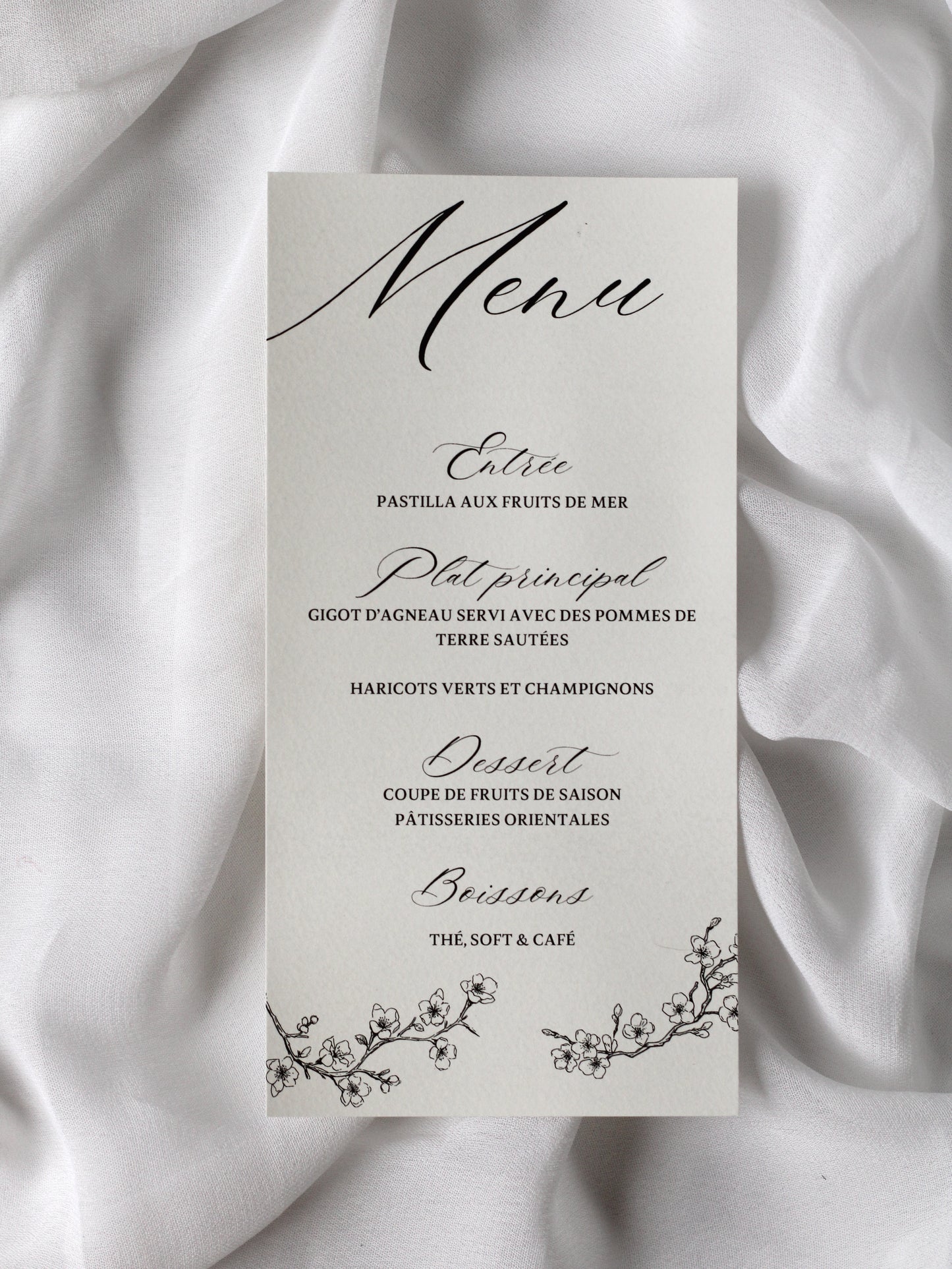 Menu de mariage personnalisé Collection COVEY au format rectangulaire orné d'un délicat motif de fleurs de cerisier.