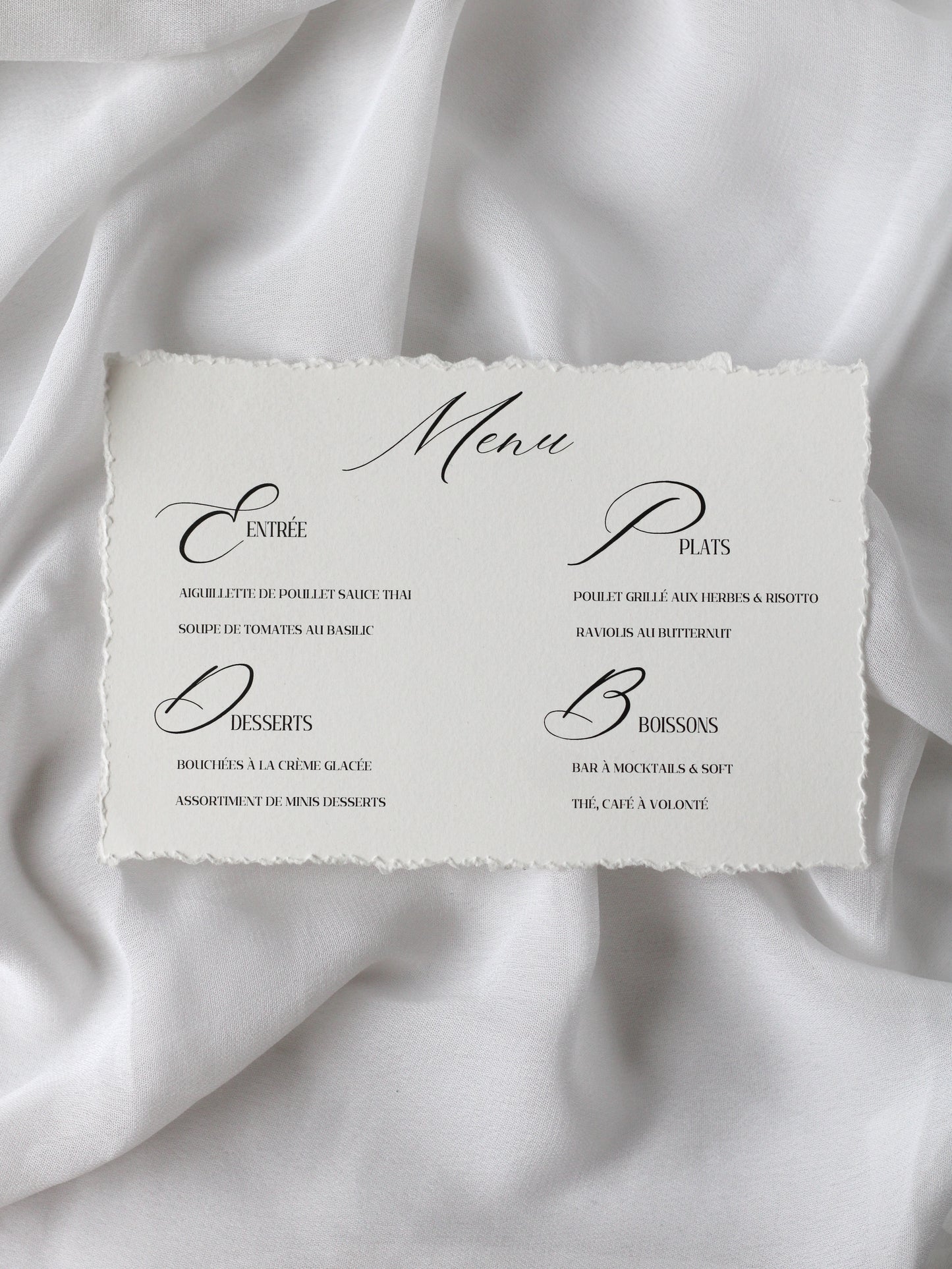 Menu de mariage personnalisé Collection NILUFER au format rectangulaire avec finition effet déchiré sur fond blanc.