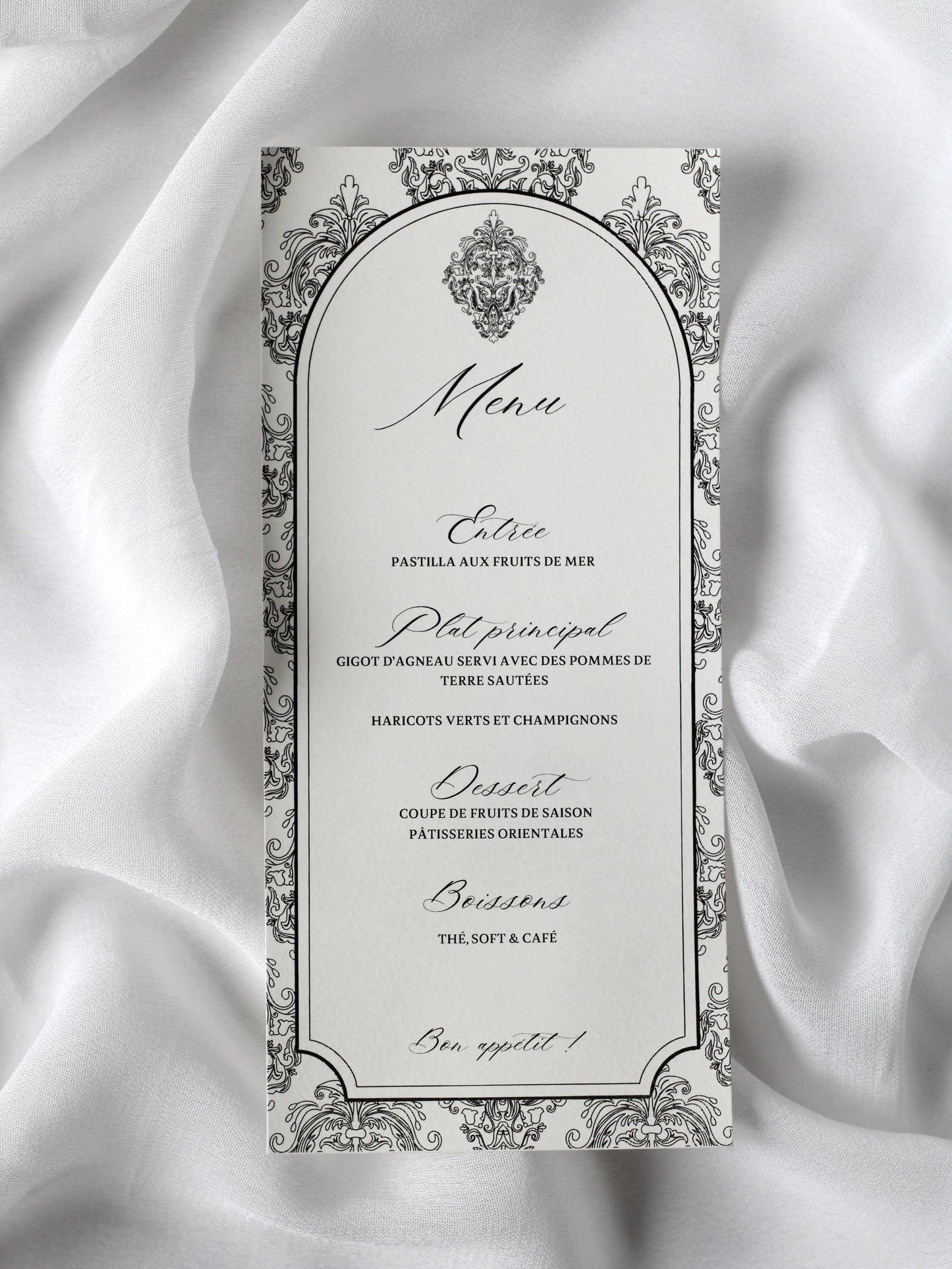 Menu de mariage personnalisé Collection PALAZZO au format rectangulaire avec découpe en arche et motifs baroques.