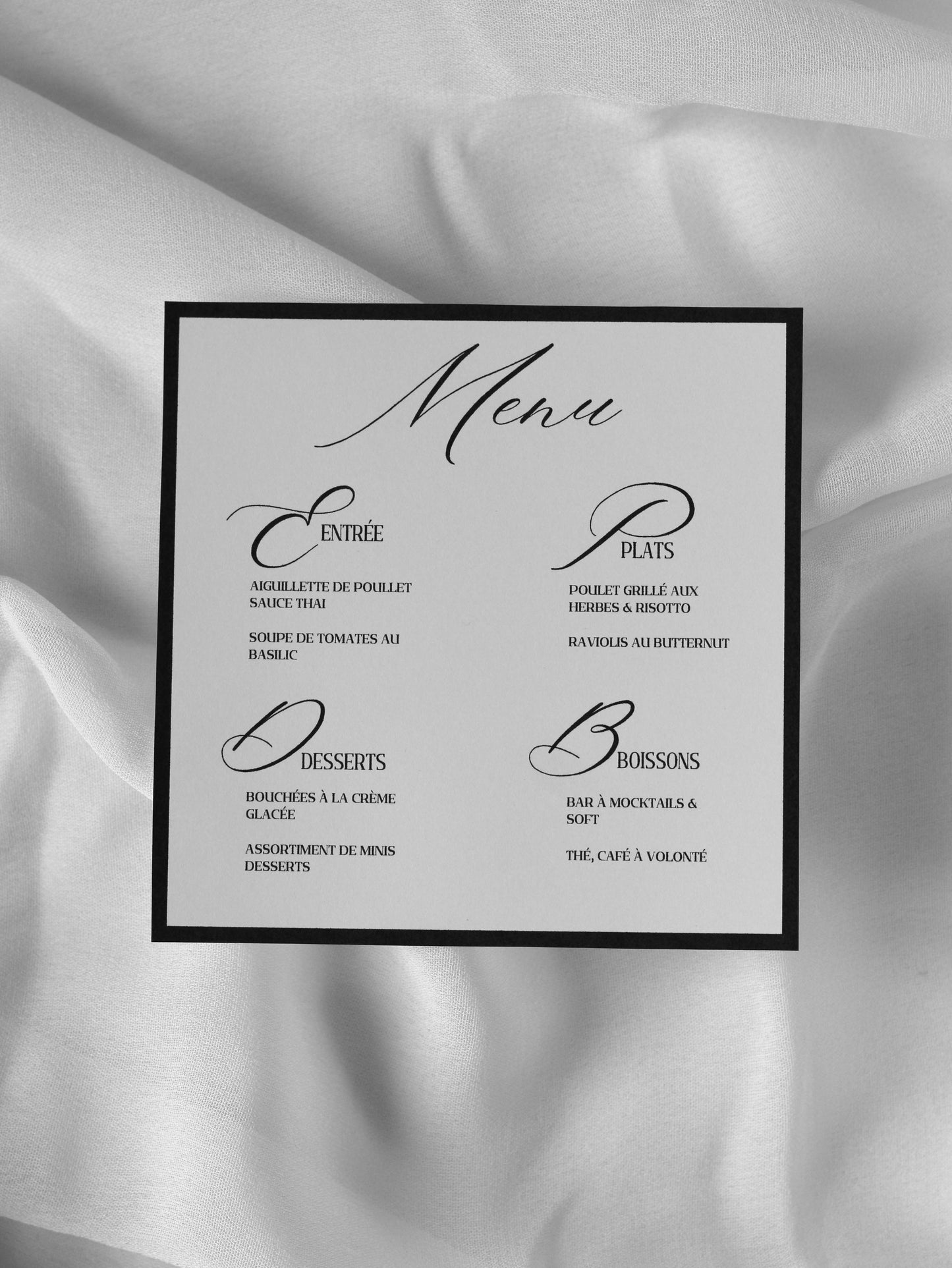 Menu de mariage personnalisé Collection SIGNATURE au format carré avec un élégant contour noir fin.