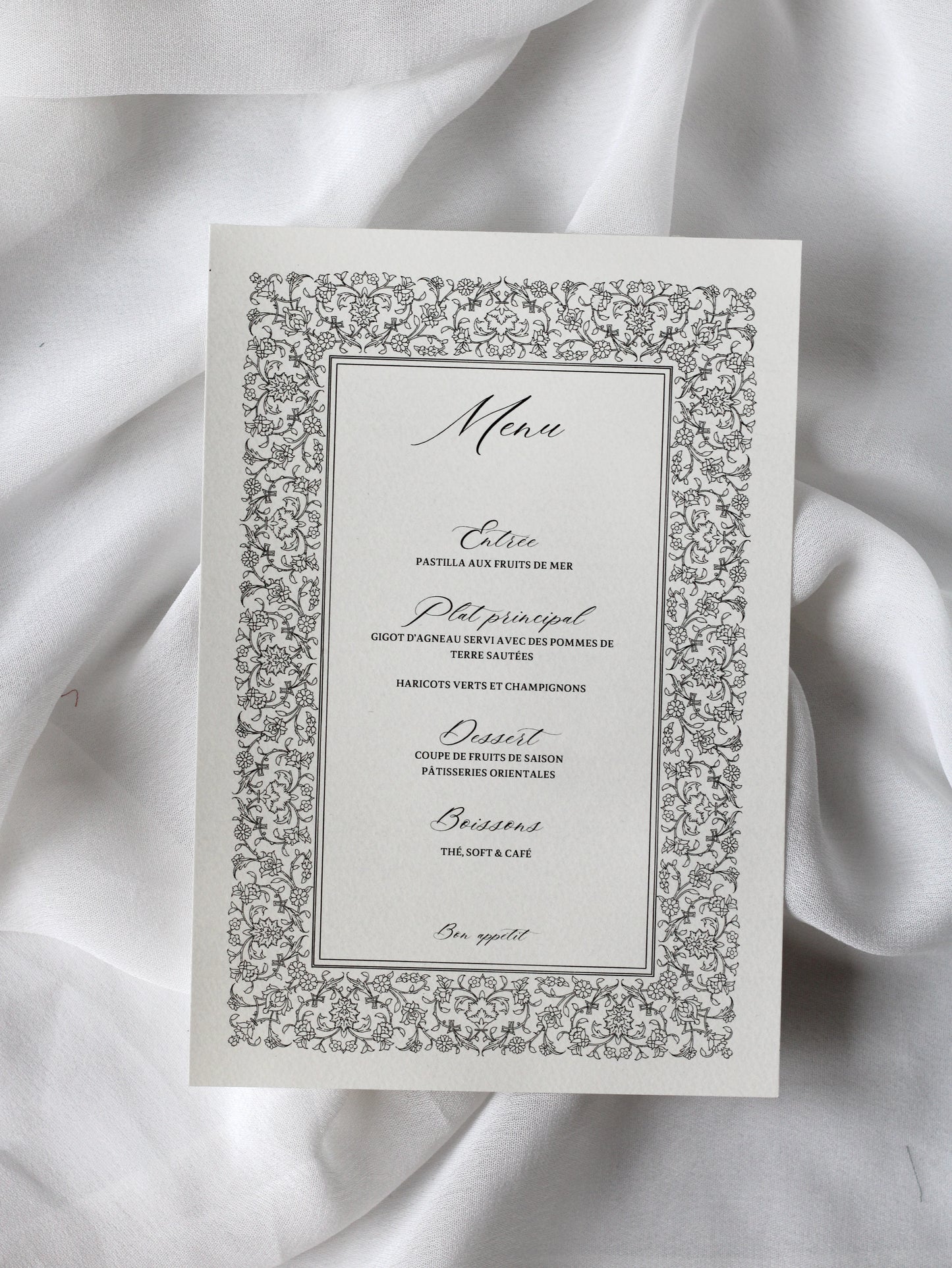 Menu de mariage personnalisé Collection ZENITH au format rectangulaire avec contour floral d'inspiration orientale rappelant les ornements architecturaux des mosquées.