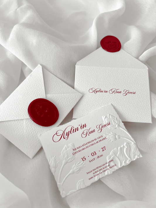 Mini invitation personnalisée Collection BLOSSOM avec enveloppe blanche, cachet de cire, carte effet déchiré et embossage floral.