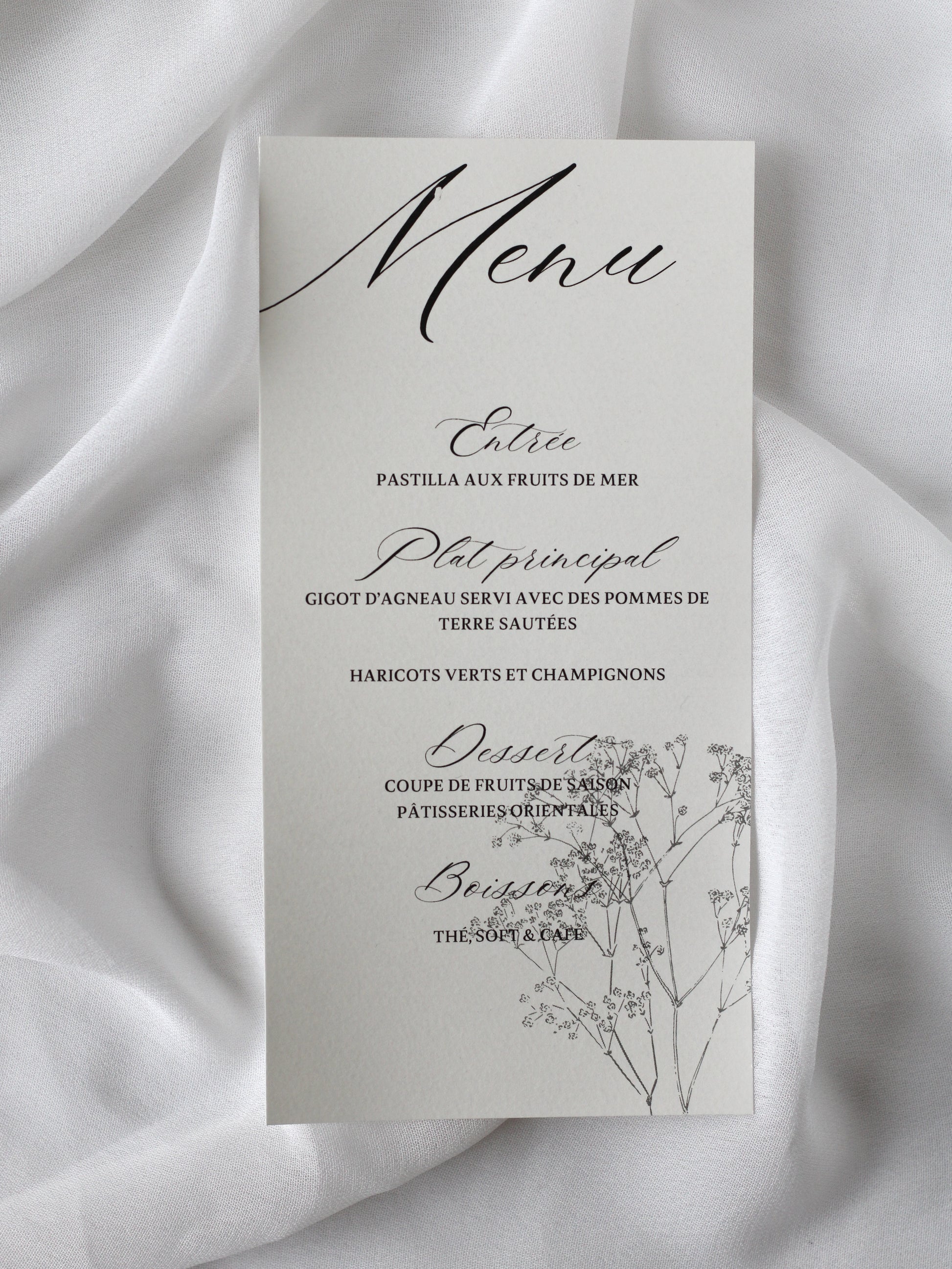 Menu de mariage personnalisé Collection DAPHNE au format rectangulaire orné d'un délicat motif de fleurs de gypsophile.