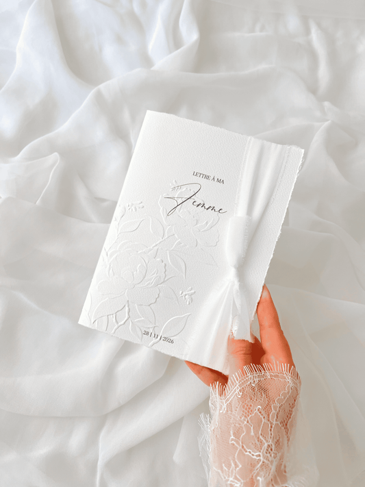 Lot de deux carnets personnalisés « Lettre à mon mari » et « Lettre à ma femme » avec embossage floral de pivoines, reliure cousue, ruban personnalisable et couverture effet déchiré.