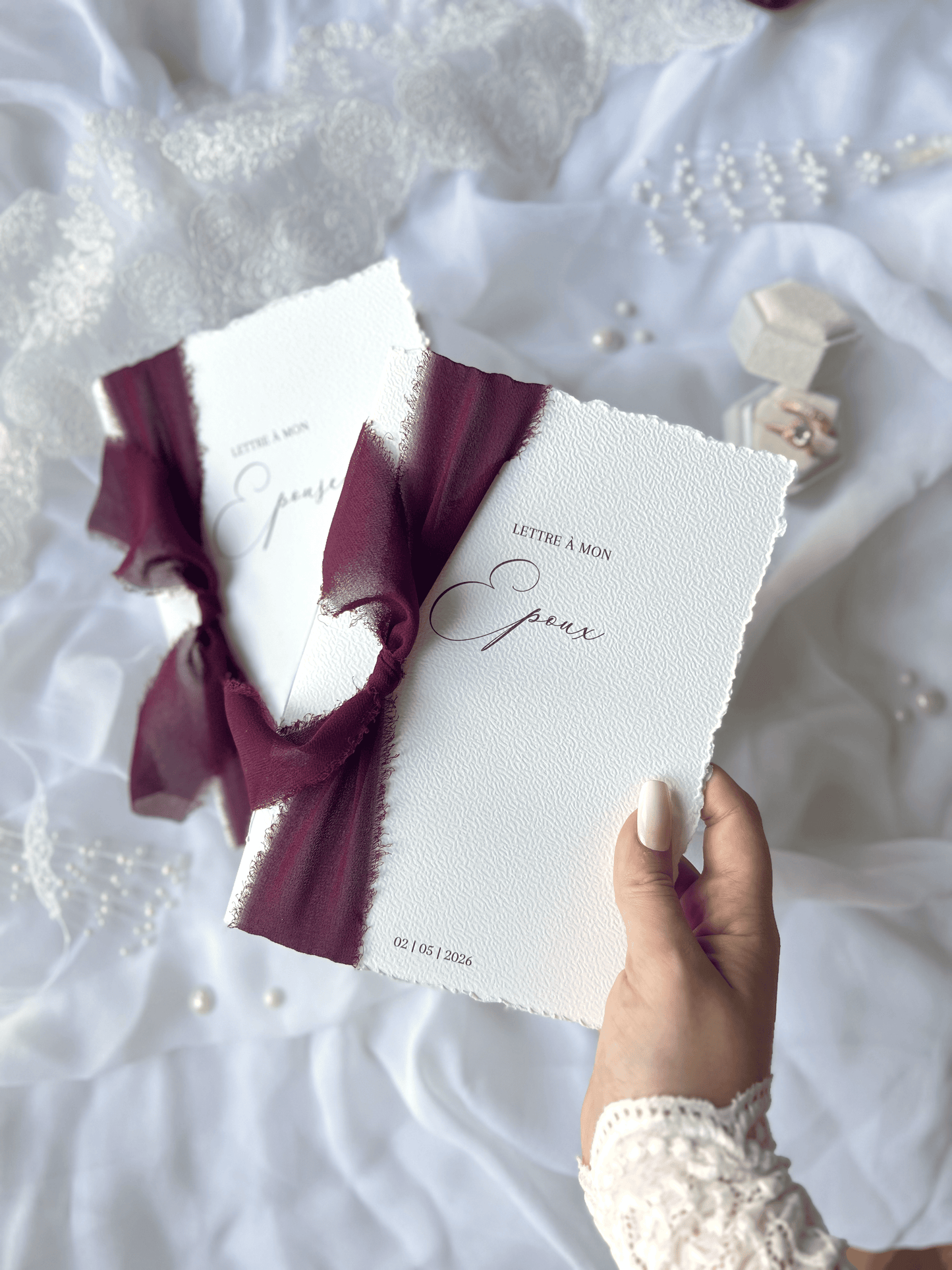 Lot de deux carnets personnalisés « Lettre à mon mari » et « Lettre à ma femme » au format A5, reliure cousue, ruban personnalisable et couverture effet déchiré.