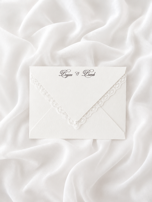 Enveloppe de mariage personnalisée Collection JULIETTE avec dentelle décorative, personnalisation des prénoms et option de liner intérieur assorti.