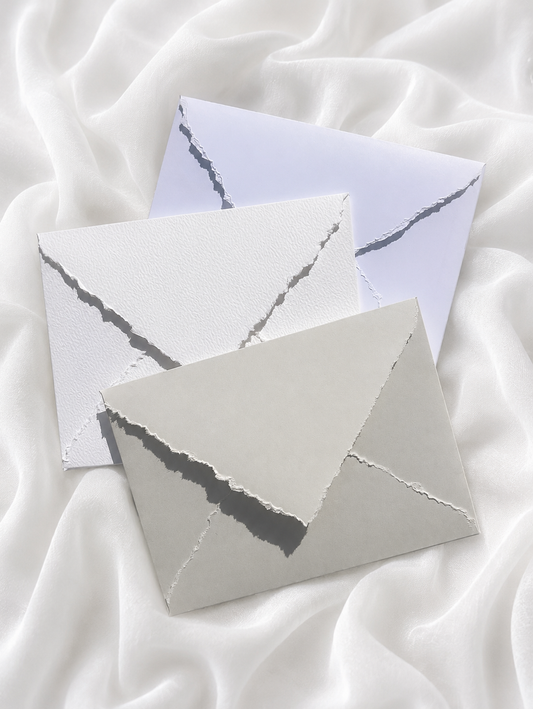 Enveloppe de mariage personnalisée Collection NILUFER avec finition effet déchiré, personnalisation sur mesure et option de liner intérieur.