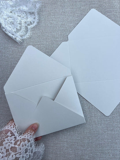 Enveloppe de mariage personnalisée Collection ESSENTIELLE, format standard, disponible avec ou sans liner intérieur personnalisé.