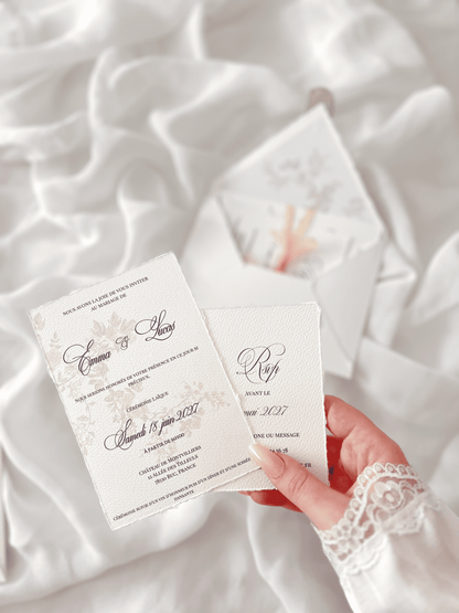 Faire-part de mariage personnalisé Collection AURÉLIA avec enveloppe blanche effet déchiré, liner intérieur floral beige, cachet de cire, ruban en organza beige et carte RSVP assortie en option.