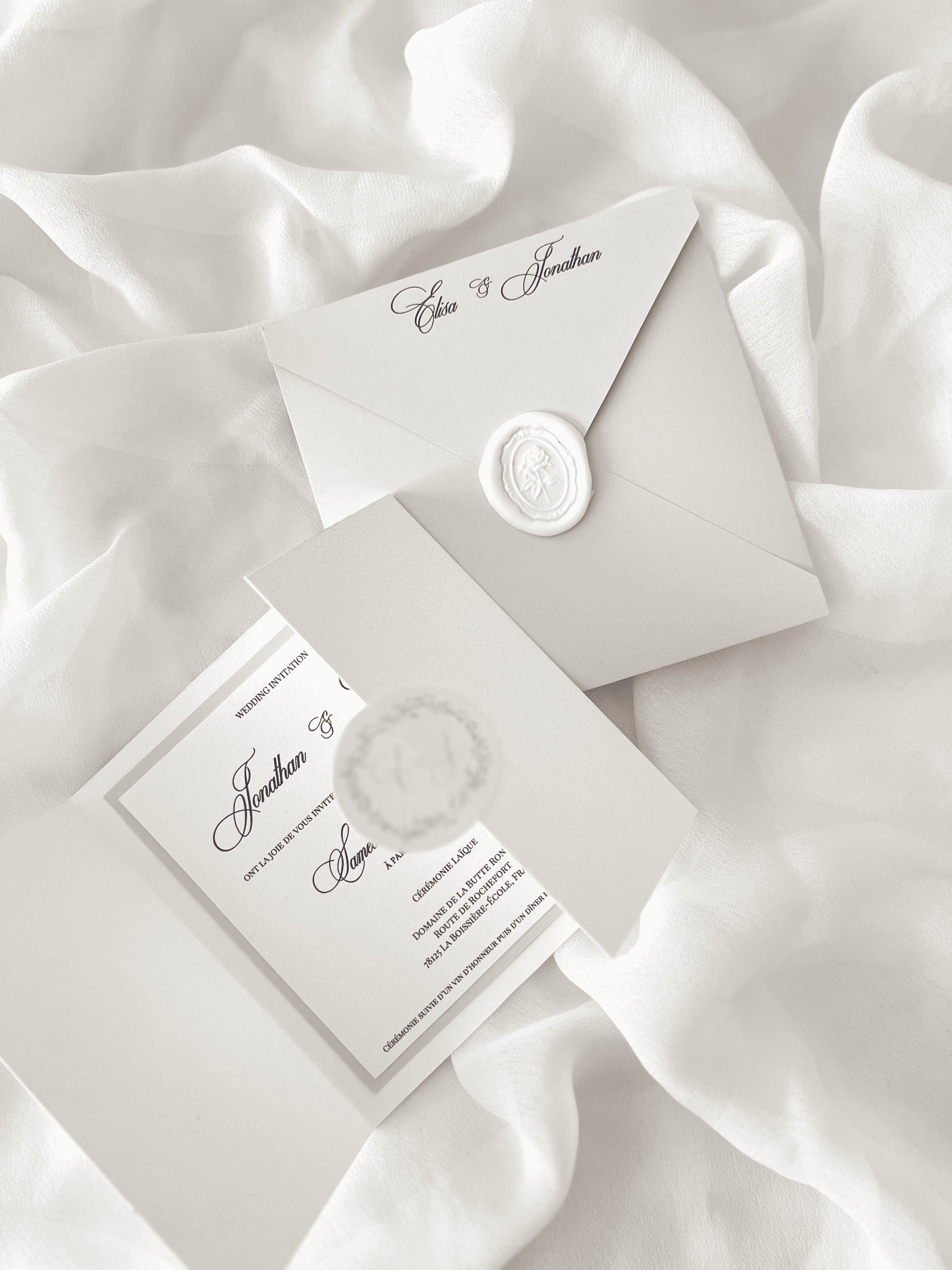 Faire-part de mariage personnalisé Collection HÉRITAGE avec enveloppe carrée grège personnalisée, cachet de cire, invitation à deux volets, monogramme et carte intérieure blanche à contour grège.