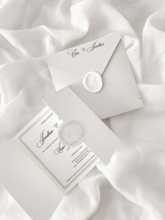 Faire-part de mariage personnalisé Collection HÉRITAGE avec enveloppe carrée grège personnalisée, cachet de cire, invitation à deux volets, monogramme et carte intérieure blanche à contour grège.
