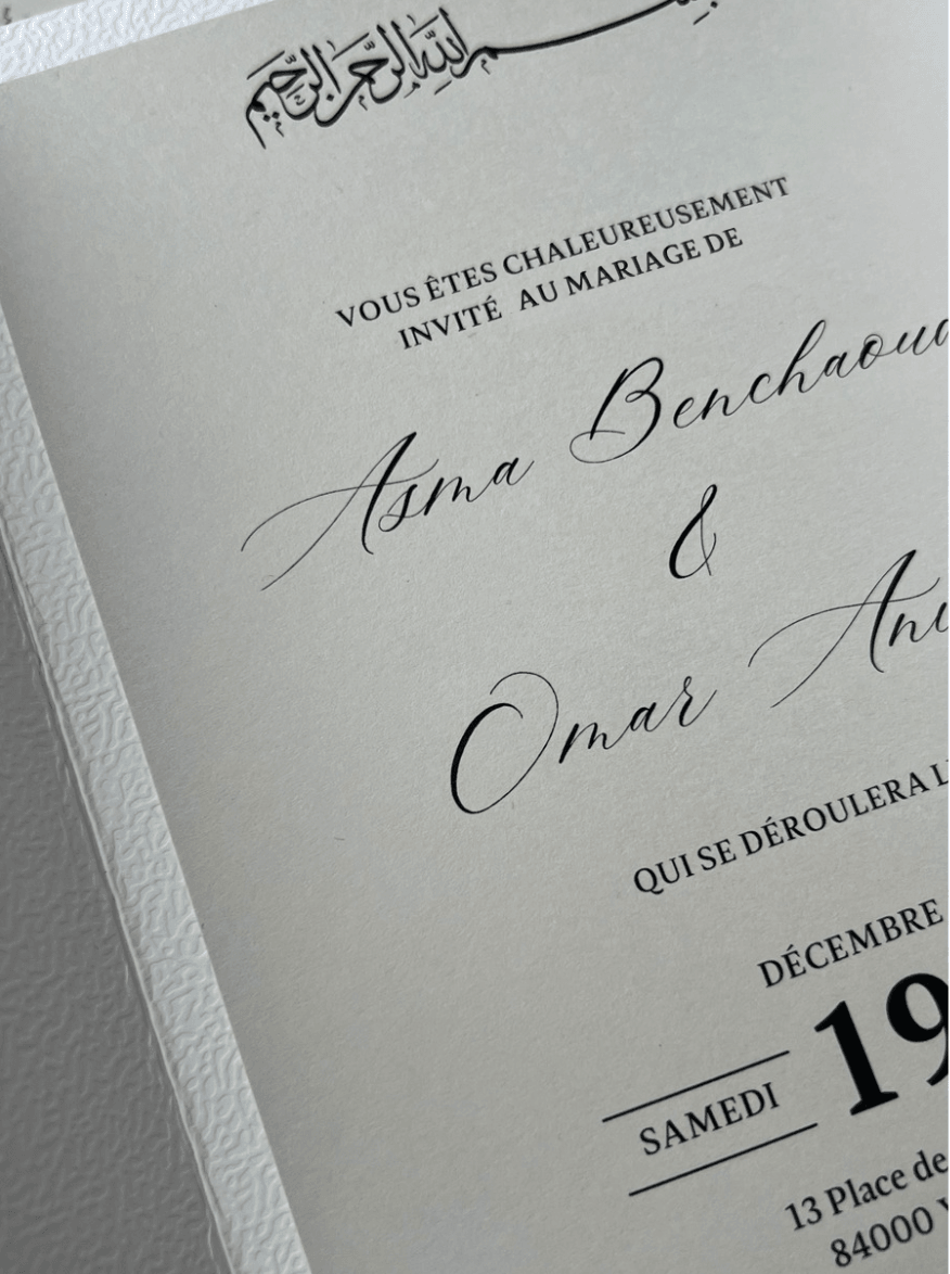 Faire-part de mariage personnalisé Collection JANNAH avec enveloppe blanche à deux volets motif portail, invitation intégrée coloris grège et fermeture par ruban blanc.