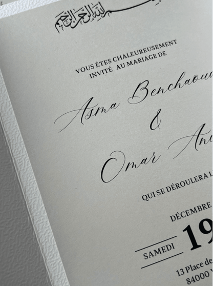 Faire-part de mariage personnalisé Collection JANNAH avec enveloppe blanche à deux volets motif portail, invitation intégrée coloris grège et fermeture par ruban blanc.