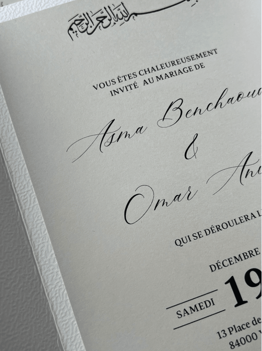 Faire-part de mariage personnalisé Collection JANNAH avec enveloppe blanche à deux volets motif portail, invitation intégrée coloris grège et fermeture par ruban blanc.