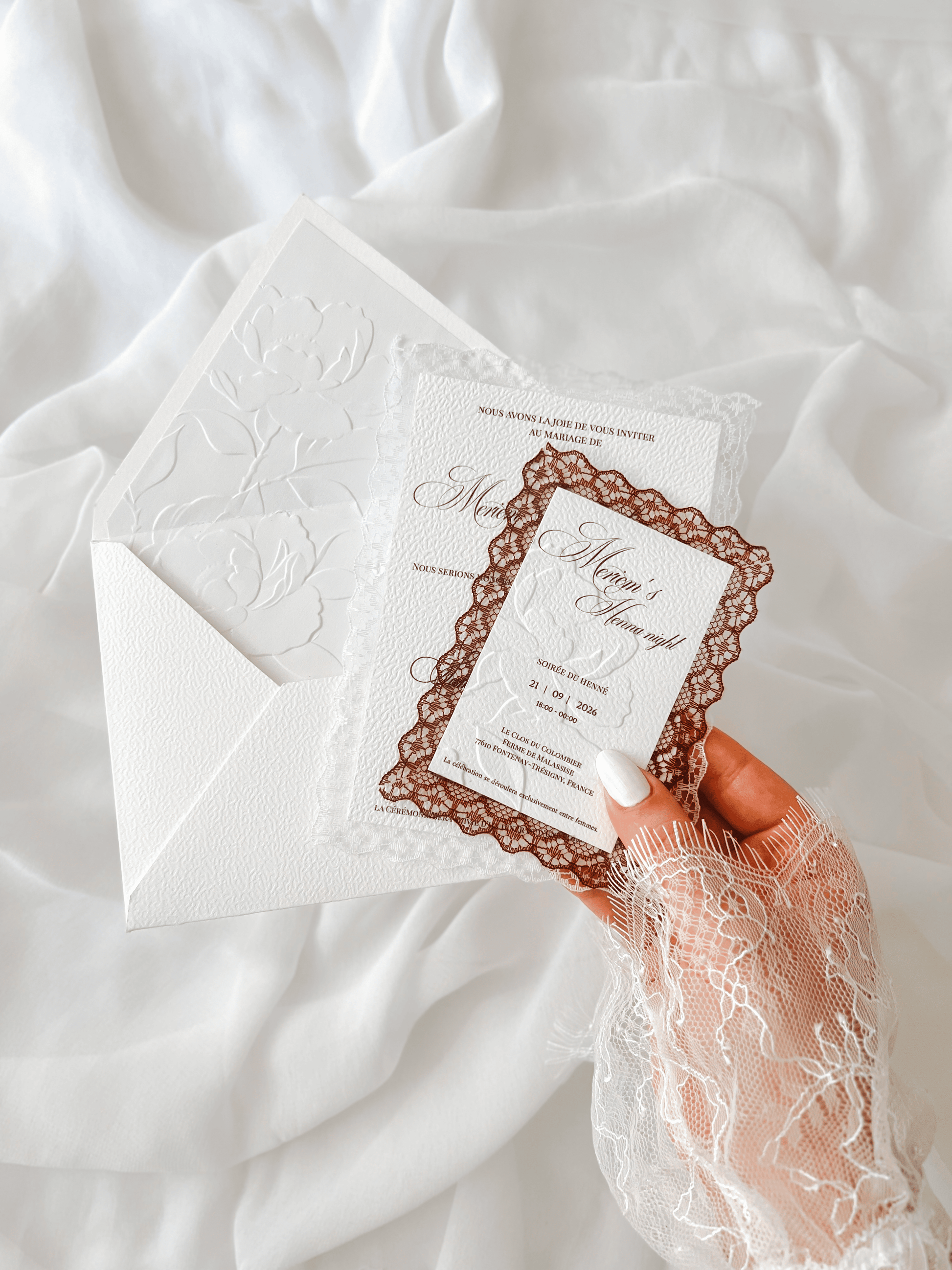 Faire-part de mariage personnalisé Collection LUCIA avec enveloppe blanche, liner intérieur embossé de fleurs, invitation à contour dentelle et carte RSVP assortie en option.