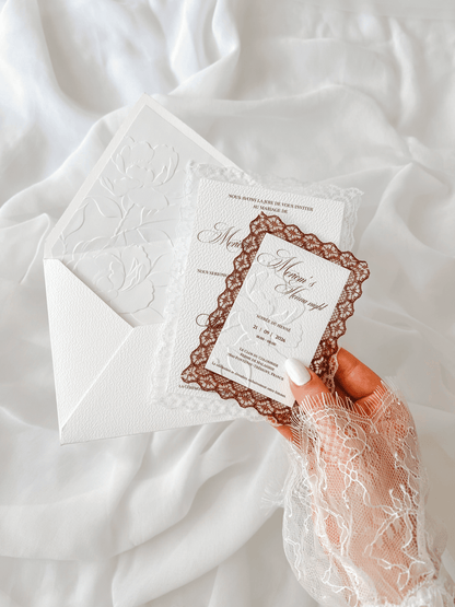 Faire-part de mariage personnalisé Collection LUCIA avec enveloppe blanche, liner intérieur embossé de fleurs, invitation à contour dentelle et carte RSVP assortie en option.