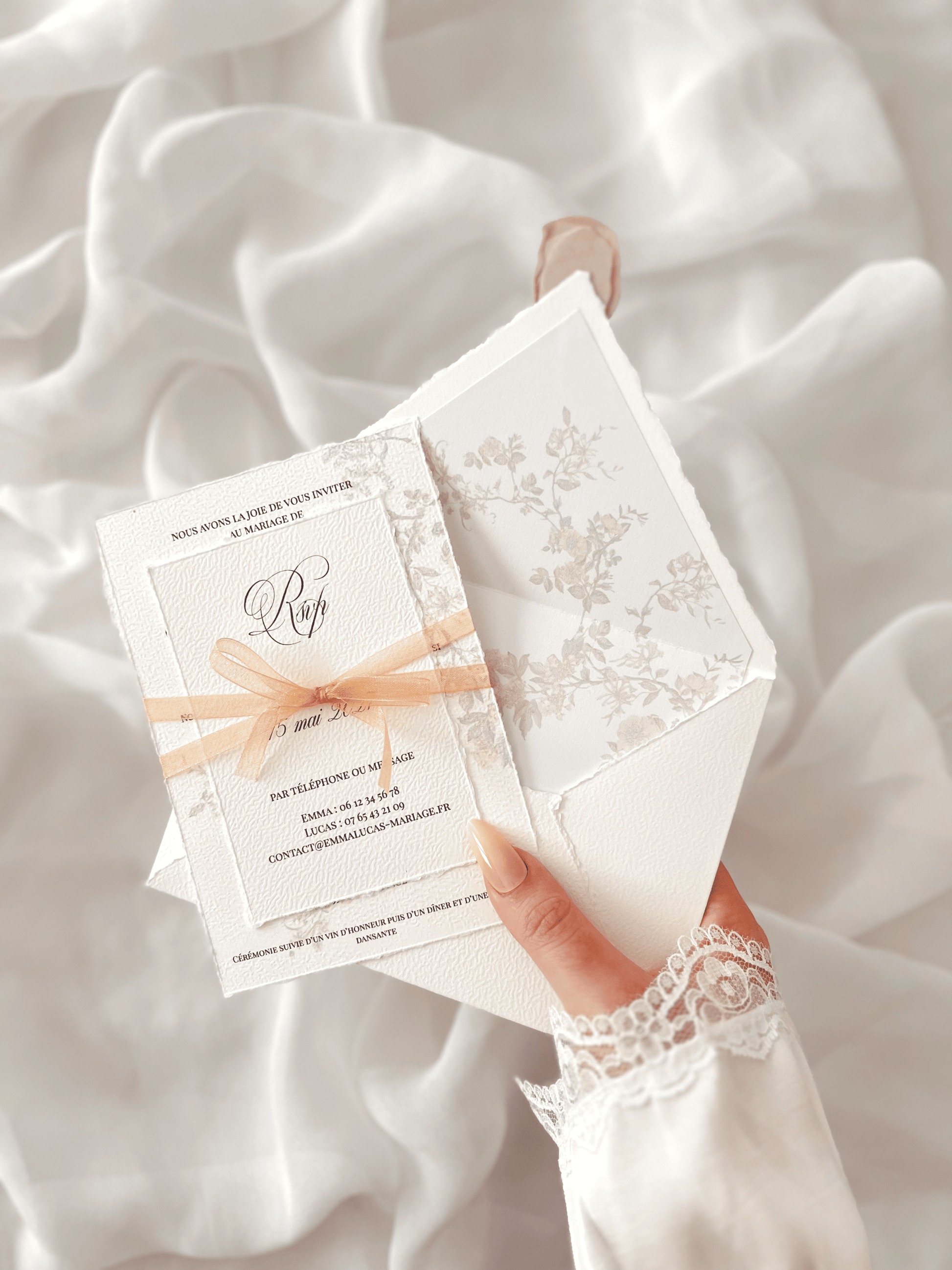Faire-part de mariage personnalisé Collection AURÉLIA avec enveloppe blanche effet déchiré, liner intérieur floral beige, cachet de cire, ruban en organza beige et carte RSVP assortie en option.