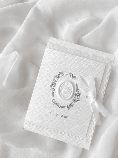 Faire-part de mariage personnalisé Collection ÉTERNELLE avec pochette blanche à contour dentelle, ruban personnalisé avec la date du mariage, monogramme et cachet de cire.