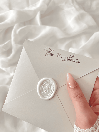 Faire-part de mariage personnalisé Collection HÉRITAGE avec enveloppe carrée grège personnalisée, cachet de cire, invitation à deux volets, monogramme et carte intérieure blanche à contour grège.