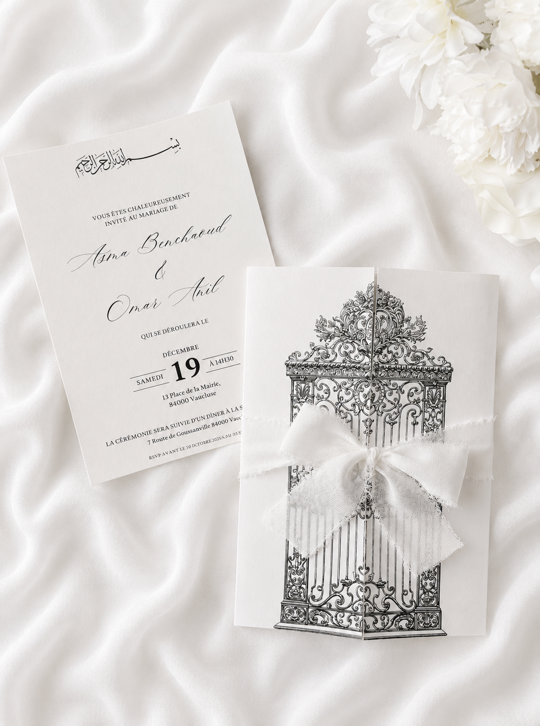 Faire-part de mariage personnalisé Collection JANNAH avec enveloppe blanche à deux volets motif portail, invitation intégrée coloris grège et fermeture par ruban blanc.