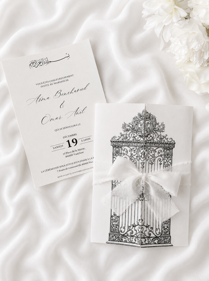 Faire-part de mariage personnalisé Collection JANNAH avec enveloppe blanche à deux volets motif portail, invitation intégrée coloris grège et fermeture par ruban blanc.