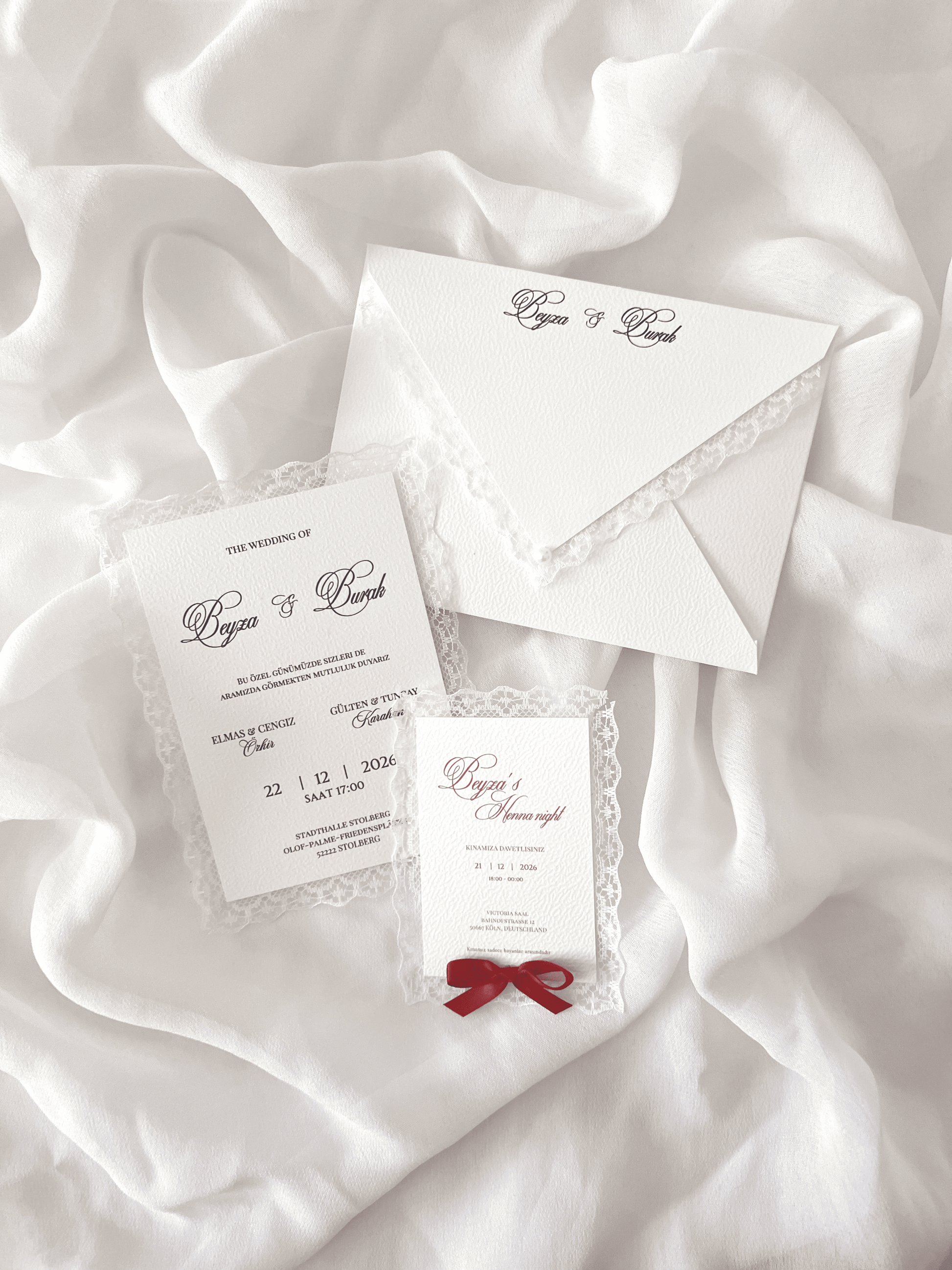 Faire-part de mariage personnalisé Collection JULIETTE avec enveloppe blanche ornée de dentelle, prénoms personnalisés, invitation à contour dentelle, carte RSVP assortie et ruban personnalisé.