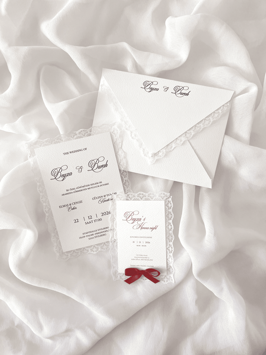 Faire-part de mariage personnalisé Collection JULIETTE avec enveloppe blanche ornée de dentelle, prénoms personnalisés, invitation à contour dentelle, carte RSVP assortie et ruban personnalisé.