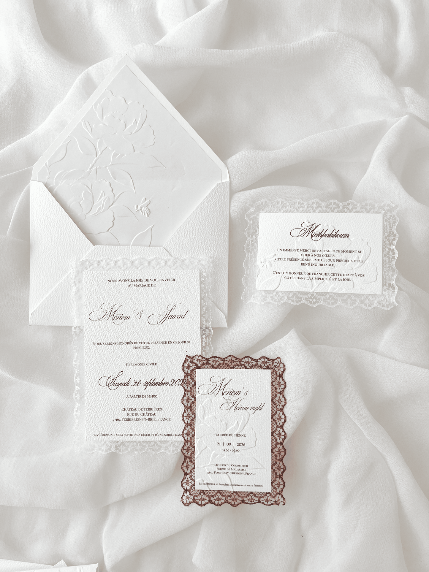 Faire-part de mariage personnalisé Collection LUCIA avec enveloppe blanche, liner intérieur embossé de fleurs, invitation à contour dentelle et carte RSVP assortie en option.