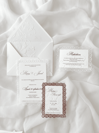 Faire-part de mariage personnalisé Collection LUCIA avec enveloppe blanche, liner intérieur embossé de fleurs, invitation à contour dentelle et carte RSVP assortie en option.