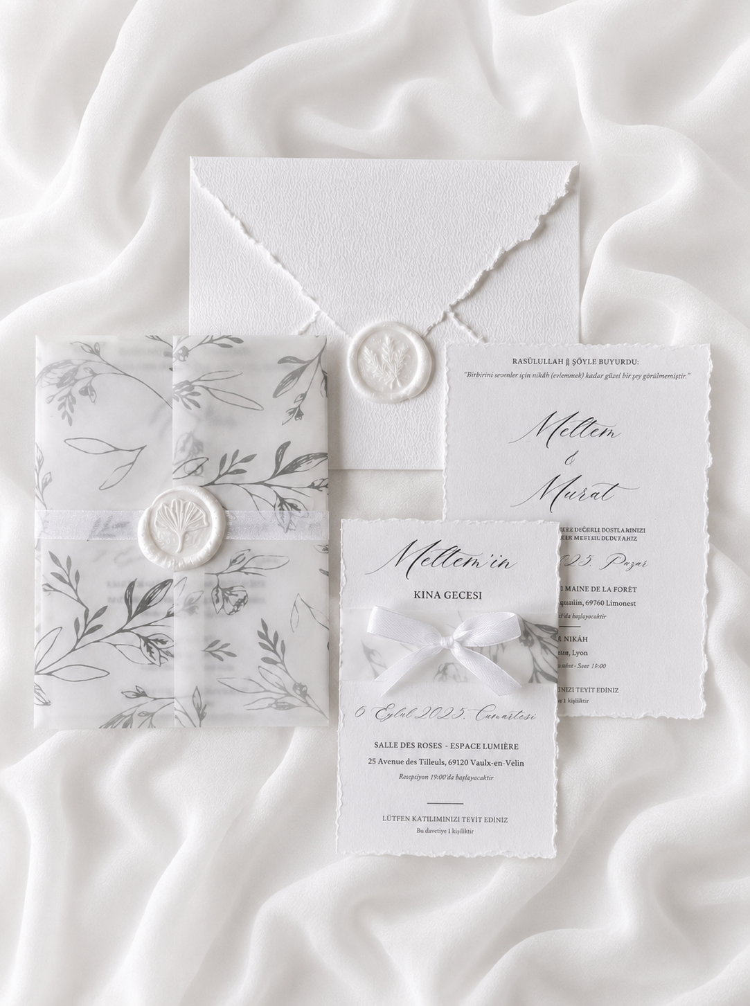 Faire-part de mariage personnalisé Collection MELTEM avec enveloppe blanche effet déchiré, cachet de cire, pochette vellum imprimée florale, ruban et carte RSVP assortie.