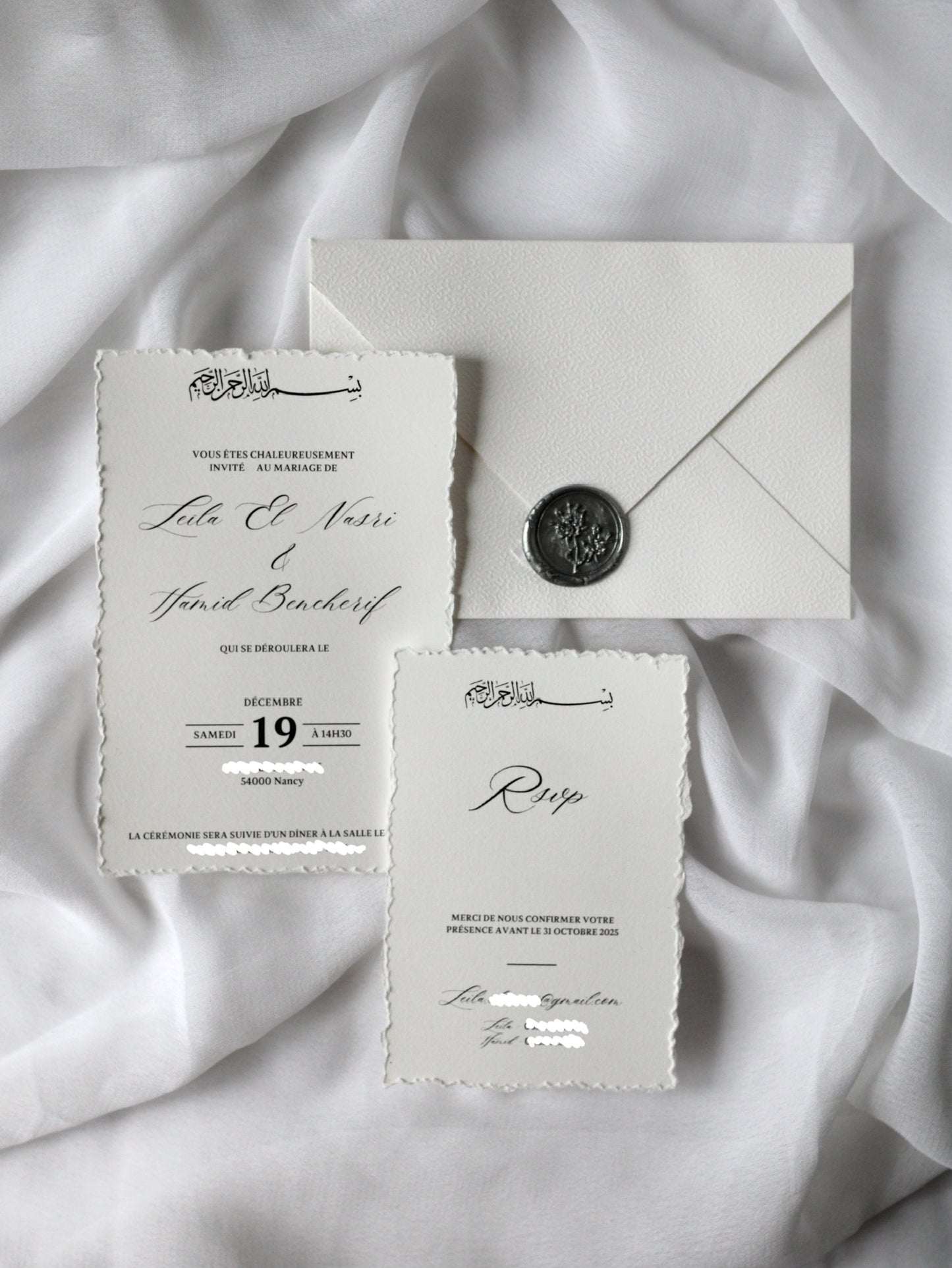 Faire-part de mariage personnalisé Collection NILUFER avec enveloppe blanche, cachet de cire, invitation effet déchiré et carte RSVP assortie en option.