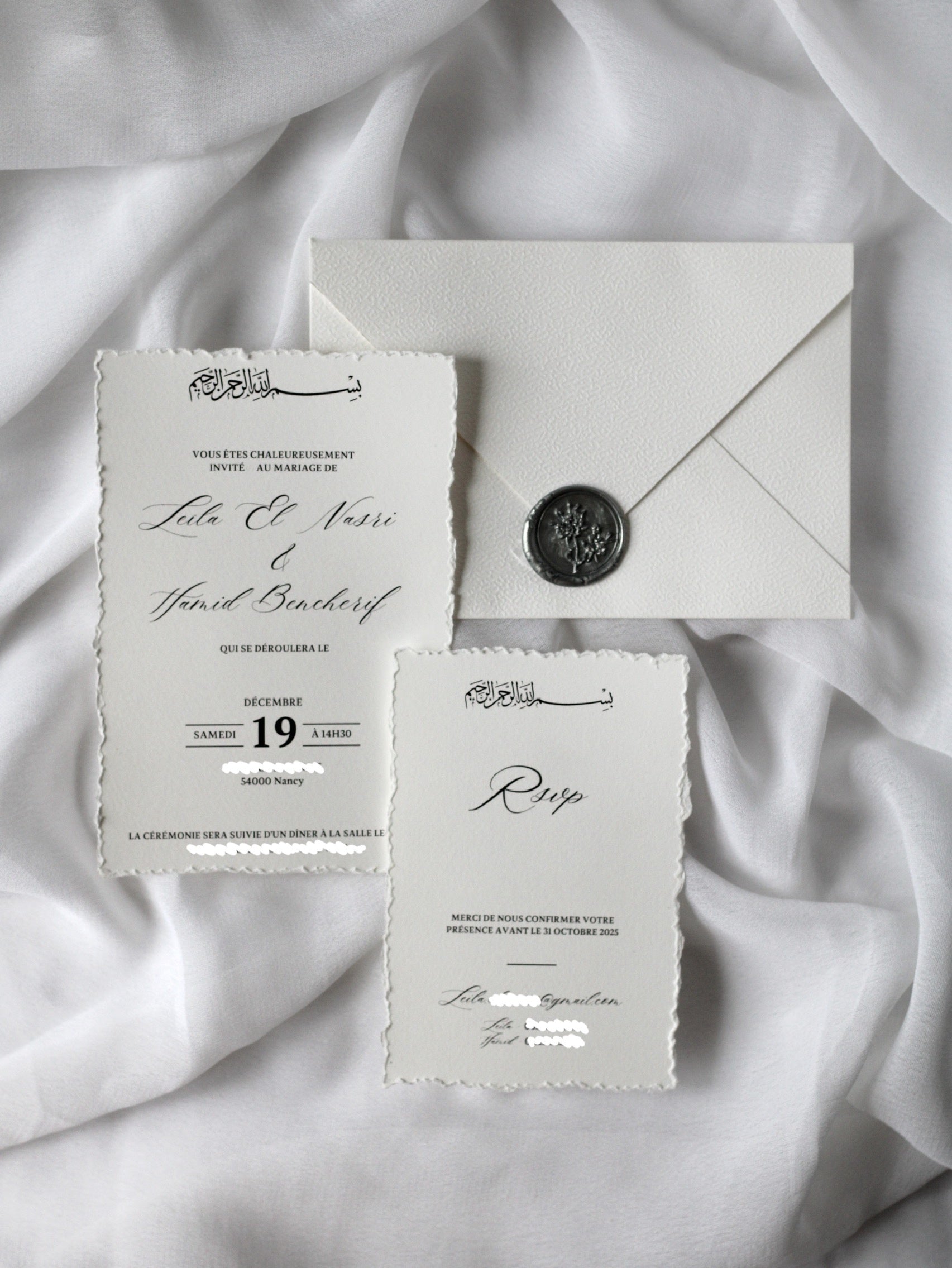 Faire-part de mariage personnalisé Collection NILUFER avec enveloppe blanche, cachet de cire, invitation effet déchiré et carte RSVP assortie en option.