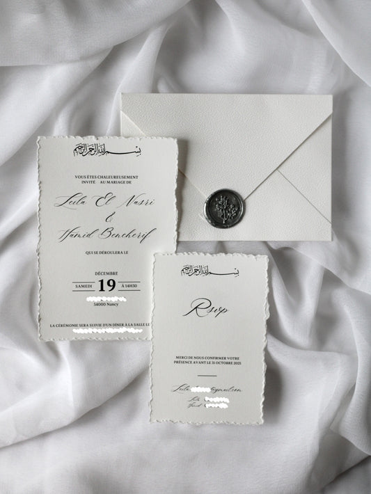 Faire-part de mariage personnalisé Collection NILUFER avec enveloppe blanche, cachet de cire, invitation effet déchiré et carte RSVP assortie en option.