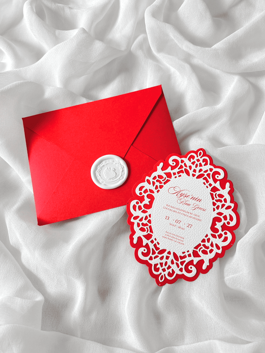 Faire-part de mariage personnalisé Collection RUBIS avec enveloppe rouge, cachet de cire, invitation rouge avec découpe die-cut blanche à motif baroque et carte RSVP ovale en option.