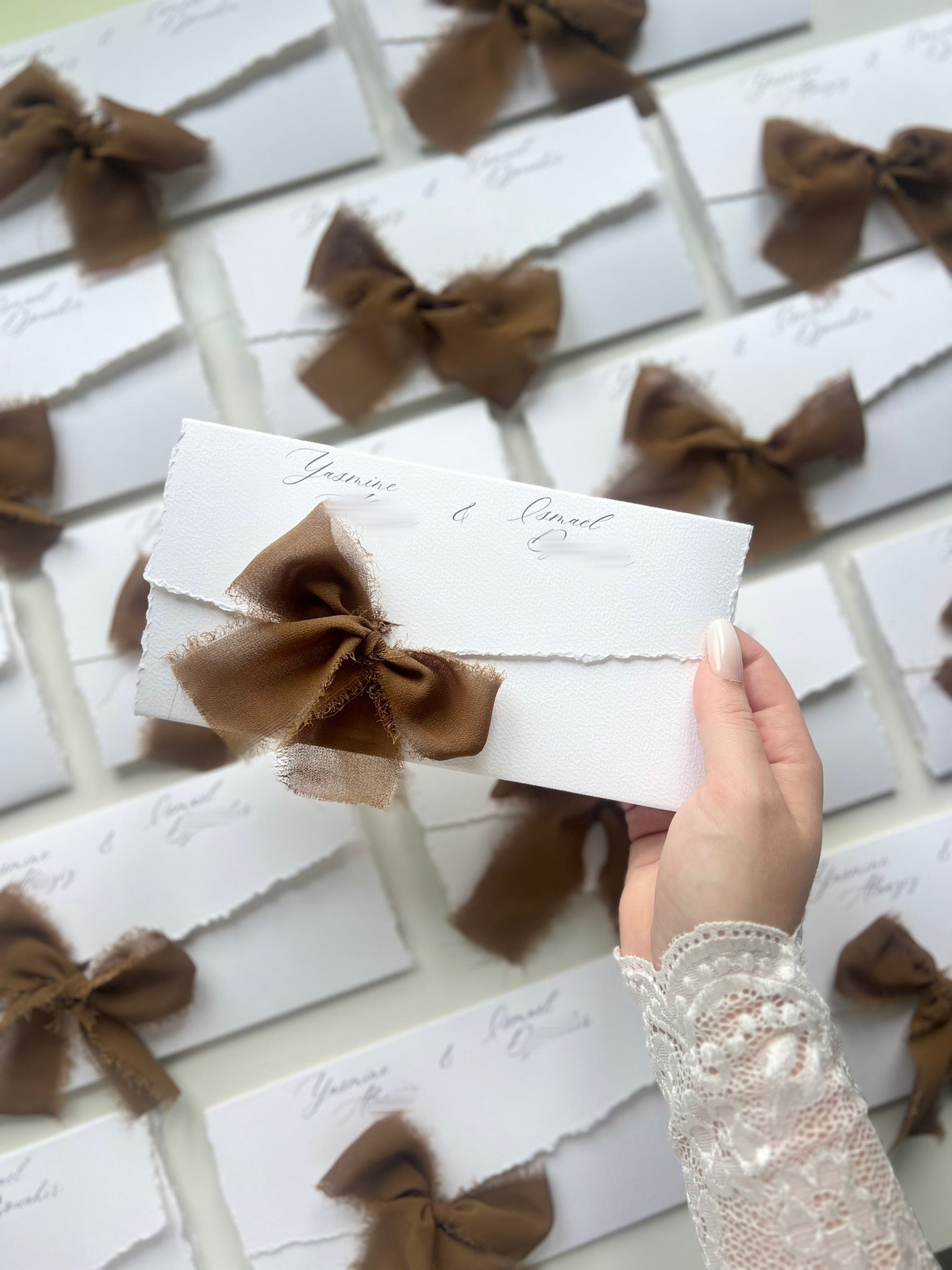 Faire-part de mariage personnalisé Collection SARAH avec enveloppe blanche effet déchiré à trois volets, invitation intégrée coloris grège et fermeture au choix par ruban ou cachet de cire.