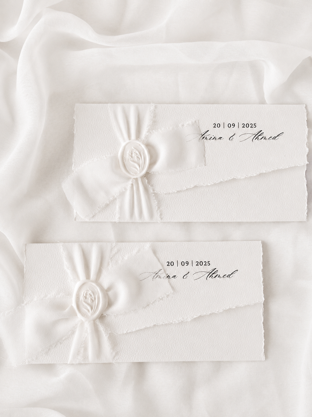 Faire-part de mariage personnalisé Collection SARAH avec enveloppe blanche effet déchiré à trois volets, invitation intégrée coloris grège et fermeture au choix par ruban ou cachet de cire.