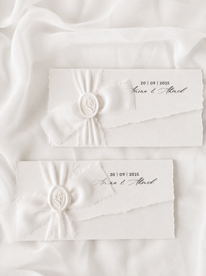 Faire-part de mariage personnalisé Collection SARAH avec enveloppe blanche effet déchiré à trois volets, invitation intégrée coloris grège et fermeture au choix par ruban ou cachet de cire.