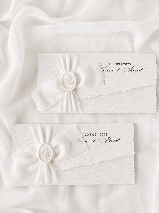 Faire-part de mariage personnalisé Collection SARAH avec enveloppe blanche effet déchiré à trois volets, invitation intégrée coloris grège et fermeture au choix par ruban ou cachet de cire.