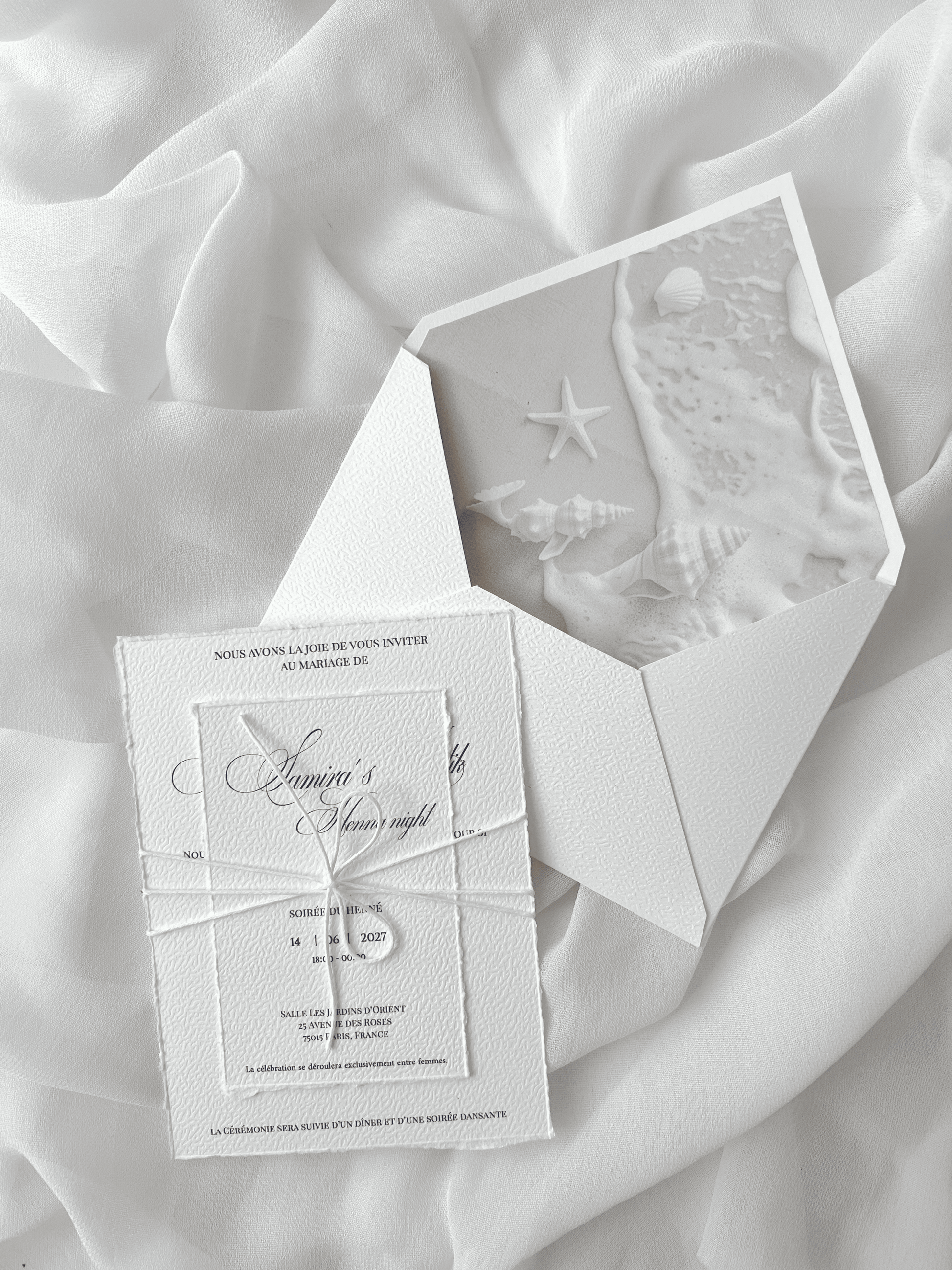 Faire-part de mariage personnalisé Collection SHELL avec enveloppe blanche, liner intérieur motif coquillages et plage, invitation effet déchiré, corde blanche naturelle et carte RSVP assortie en option.