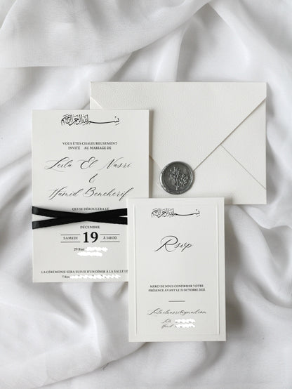 Faire-part de mariage personnalisé Collection SIGNATURE avec enveloppe blanche, cachet de cire, invitation ornée d'un ruban noir croisé et carte RSVP à contour embossé en option.